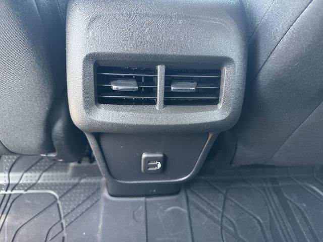 Chevrolet Equinox Vehicle Full-screen Gallery Image 24