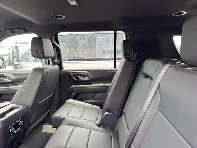 Chevrolet Suburban Vehicle Full-screen Gallery Image 13