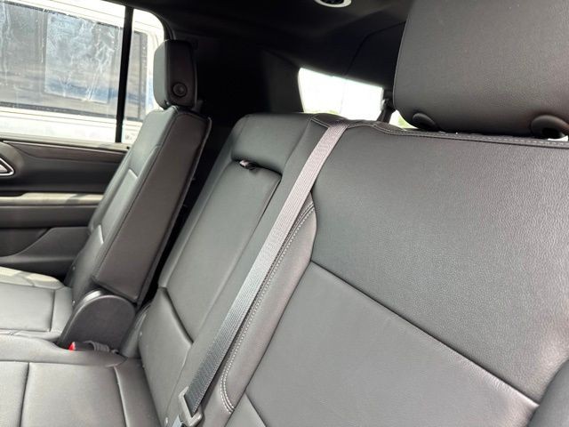 Chevrolet Suburban Vehicle Full-screen Gallery Image 14
