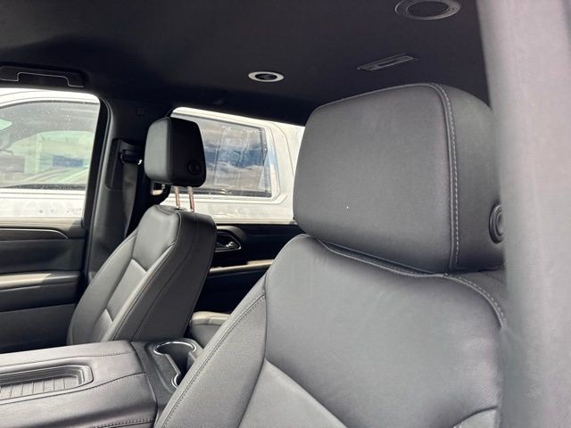 Chevrolet Suburban Vehicle Full-screen Gallery Image 17