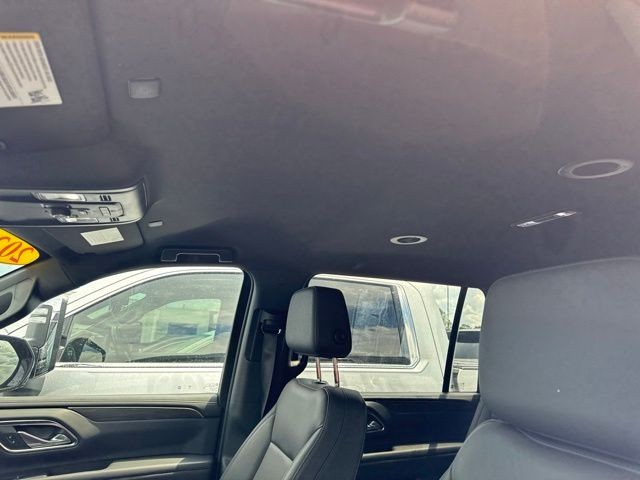 Chevrolet Suburban Vehicle Full-screen Gallery Image 19
