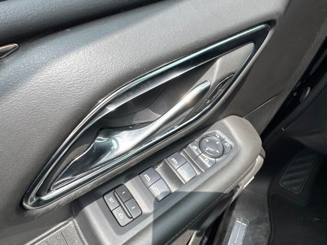 Chevrolet Suburban Vehicle Full-screen Gallery Image 20