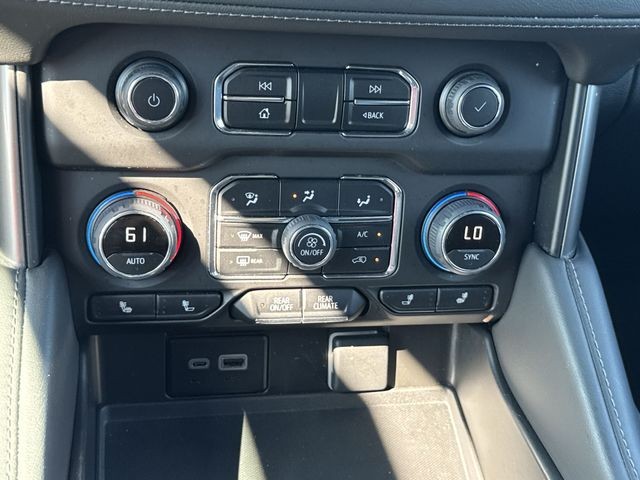 Chevrolet Suburban Vehicle Full-screen Gallery Image 22