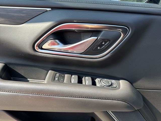 Chevrolet Suburban Vehicle Full-screen Gallery Image 27