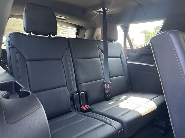 Chevrolet Suburban Vehicle Full-screen Gallery Image 31