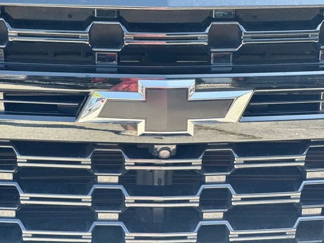 Chevrolet Suburban Vehicle Full-screen Gallery Image 35