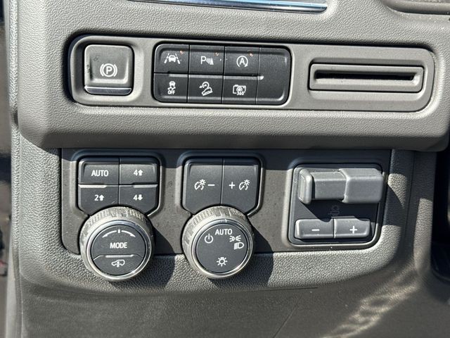 Chevrolet Suburban Vehicle Full-screen Gallery Image 39