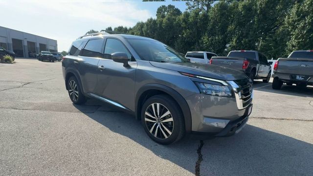 Nissan Pathfinder Vehicle Full-screen Gallery Image 02