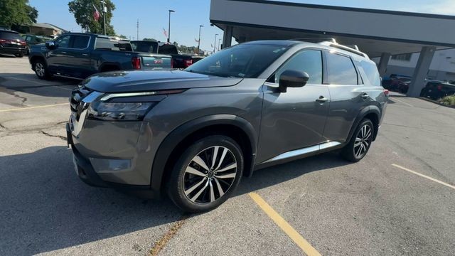 Nissan Pathfinder Vehicle Full-screen Gallery Image 05