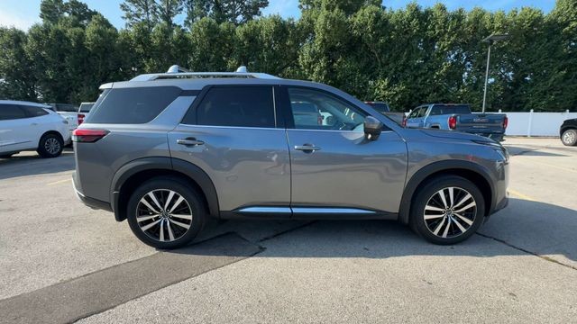 Nissan Pathfinder Vehicle Full-screen Gallery Image 11