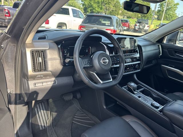 Nissan Pathfinder Vehicle Full-screen Gallery Image 13