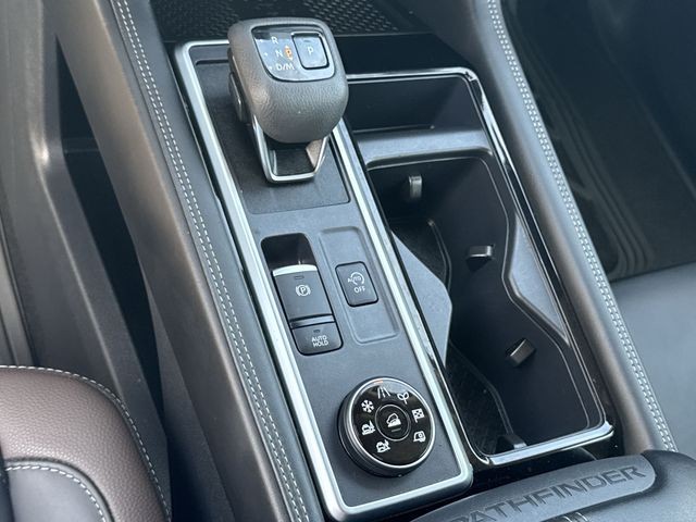 Nissan Pathfinder Vehicle Full-screen Gallery Image 19