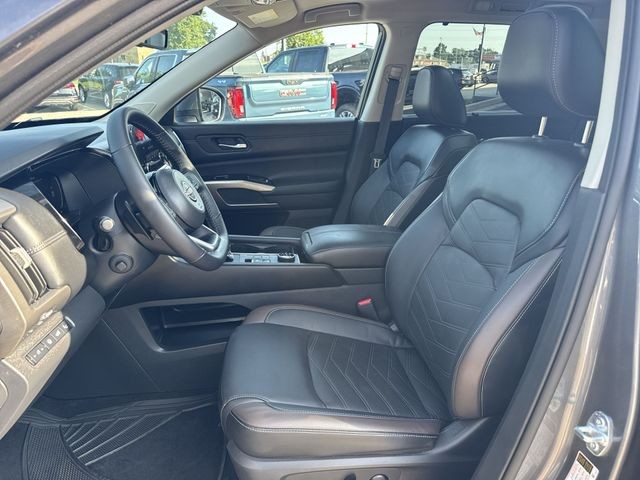 Nissan Pathfinder Vehicle Full-screen Gallery Image 23