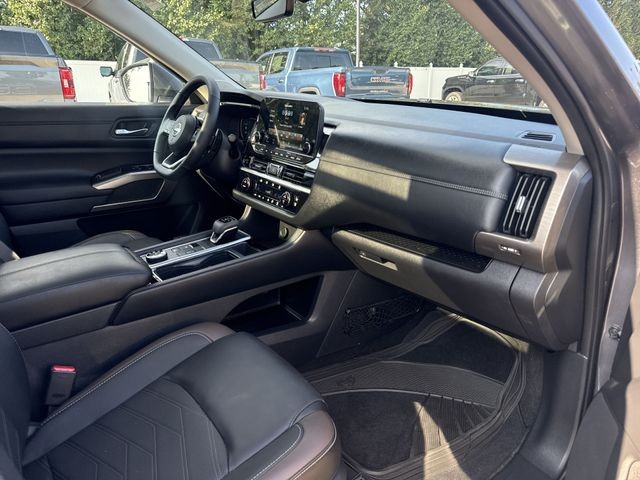 Nissan Pathfinder Vehicle Full-screen Gallery Image 32