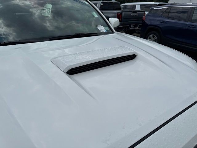 Toyota Tacoma 4WD Vehicle Full-screen Gallery Image 09