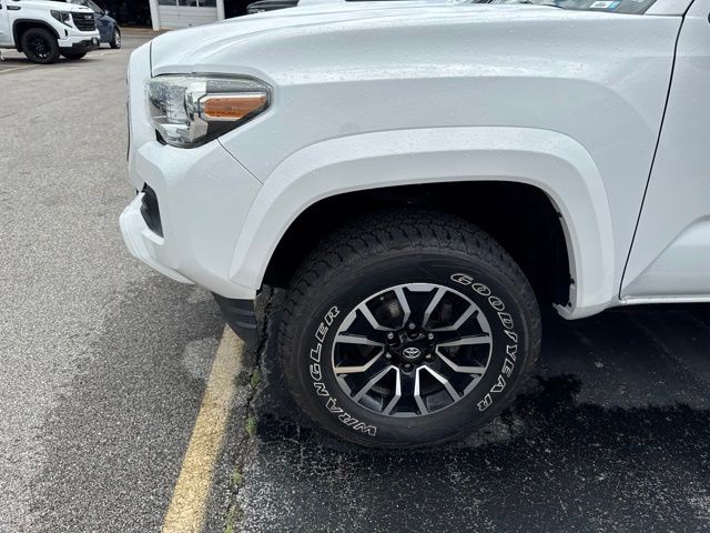 Toyota Tacoma 4WD Vehicle Full-screen Gallery Image 10