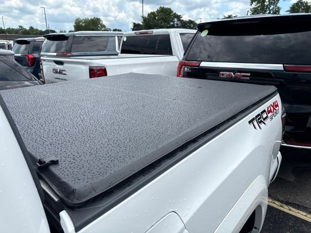 Toyota Tacoma 4WD Vehicle Full-screen Gallery Image 13