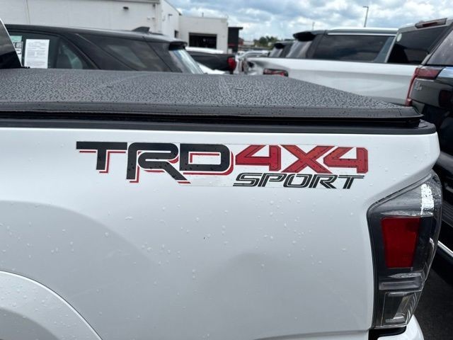 Toyota Tacoma 4WD Vehicle Full-screen Gallery Image 14