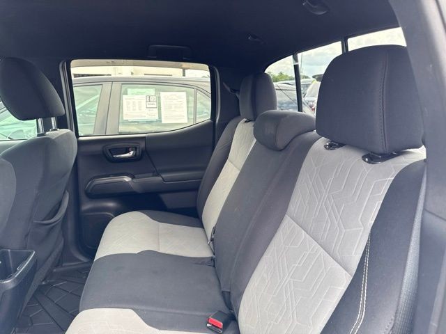 Toyota Tacoma 4WD Vehicle Full-screen Gallery Image 17