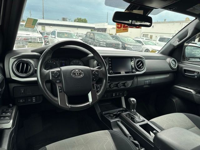 Toyota Tacoma 4WD Vehicle Full-screen Gallery Image 18