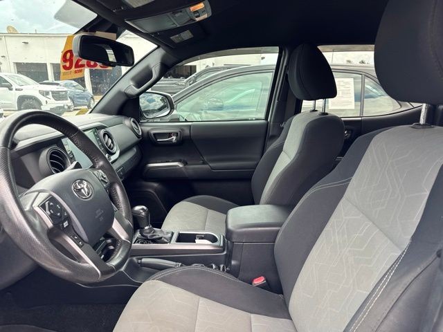 Toyota Tacoma 4WD Vehicle Full-screen Gallery Image 19