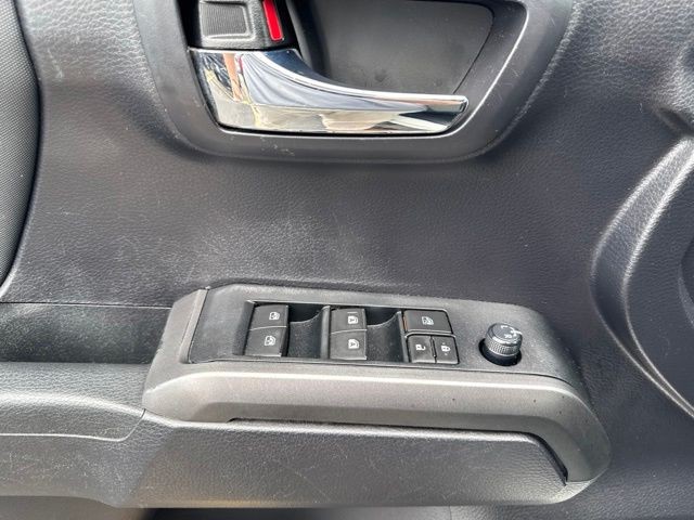 Toyota Tacoma 4WD Vehicle Full-screen Gallery Image 20