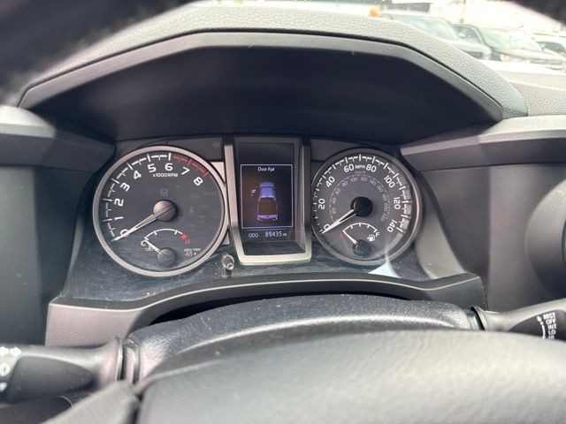 Toyota Tacoma 4WD Vehicle Full-screen Gallery Image 21