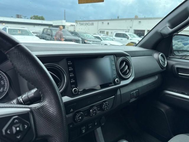 Toyota Tacoma 4WD Vehicle Full-screen Gallery Image 22