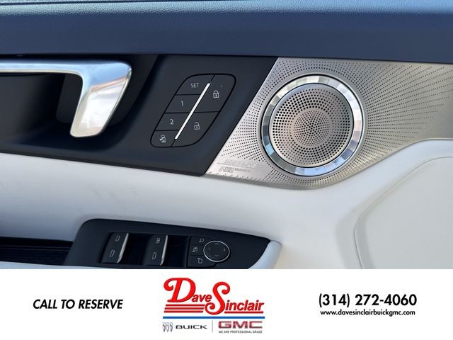 Buick Enclave Vehicle Full-screen Gallery Image 13