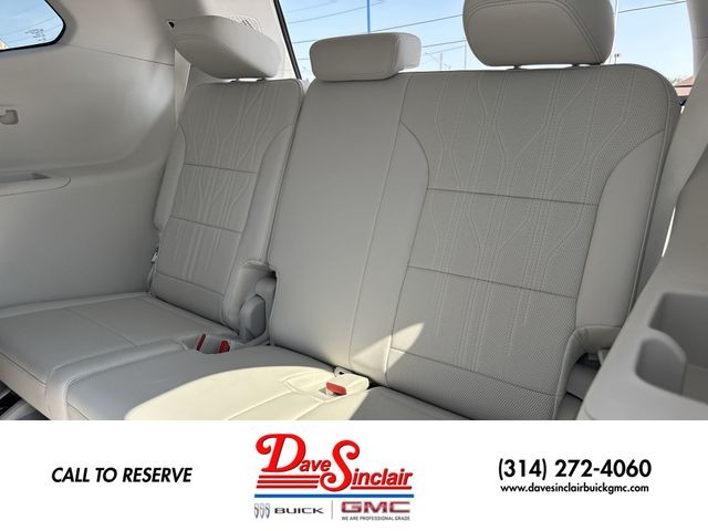 Buick Enclave Vehicle Full-screen Gallery Image 24