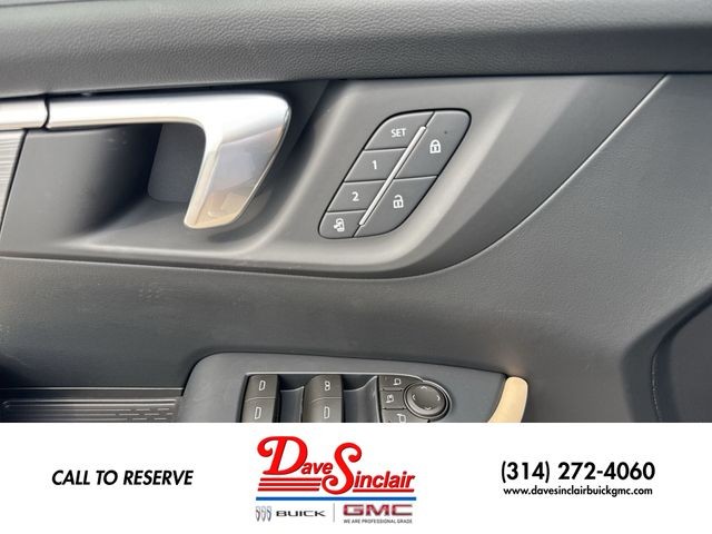 Buick Enclave Vehicle Full-screen Gallery Image 13