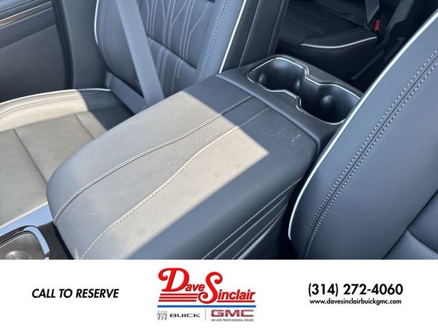 Buick Enclave Vehicle Full-screen Gallery Image 21