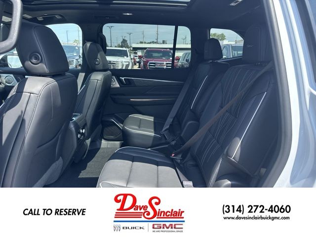 Buick Enclave Vehicle Full-screen Gallery Image 23