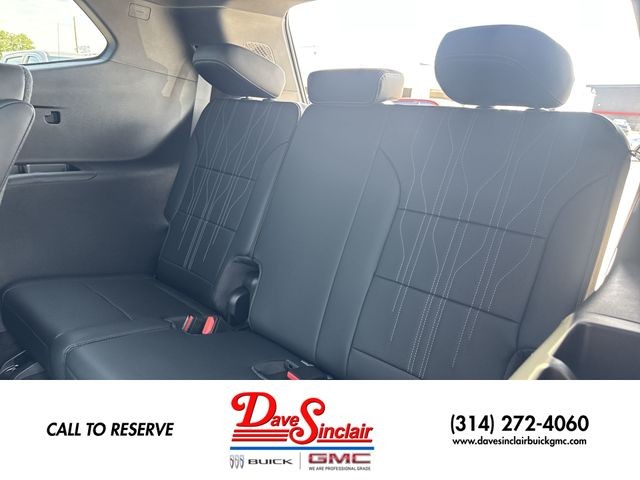 Buick Enclave Vehicle Full-screen Gallery Image 24