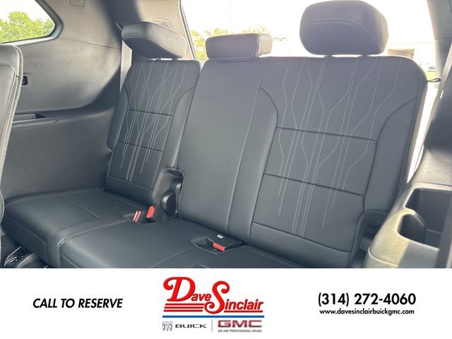 Buick Enclave Vehicle Full-screen Gallery Image 24