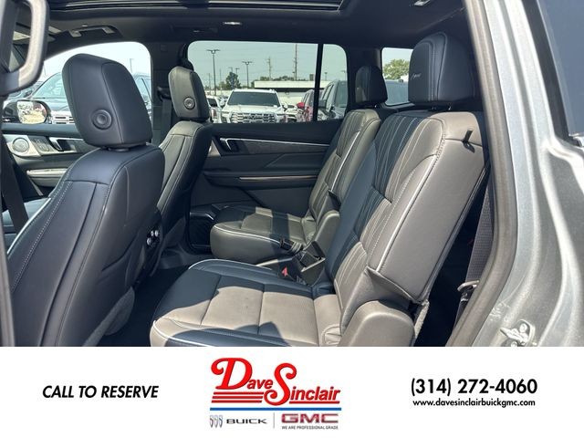 Buick Enclave Vehicle Full-screen Gallery Image 23