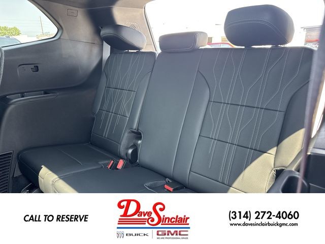 Buick Enclave Vehicle Full-screen Gallery Image 24