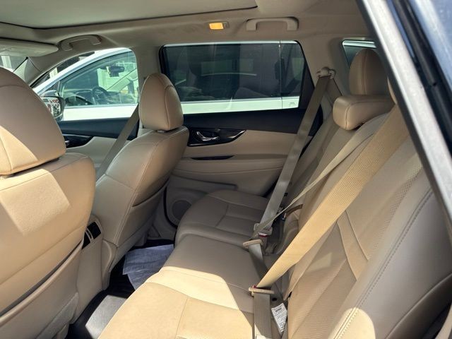 Nissan Rogue Vehicle Full-screen Gallery Image 09