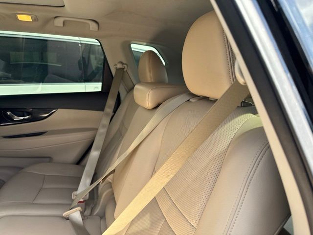 Nissan Rogue Vehicle Full-screen Gallery Image 10