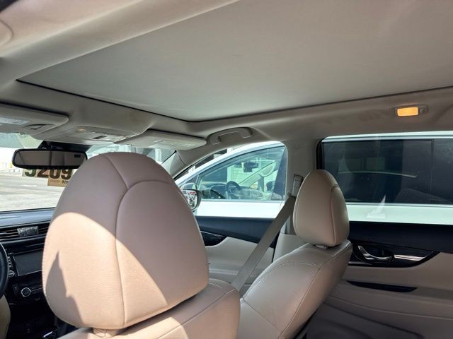 Nissan Rogue Vehicle Full-screen Gallery Image 11