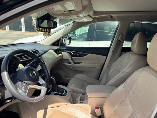 Nissan Rogue Vehicle Full-screen Gallery Image 13