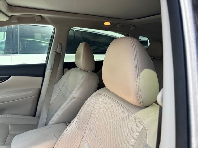 Nissan Rogue Vehicle Full-screen Gallery Image 14