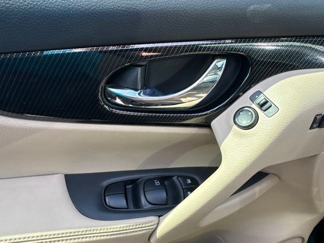 Nissan Rogue Vehicle Full-screen Gallery Image 17