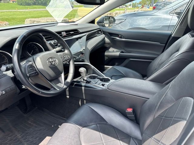 Toyota Camry Vehicle Full-screen Gallery Image 10