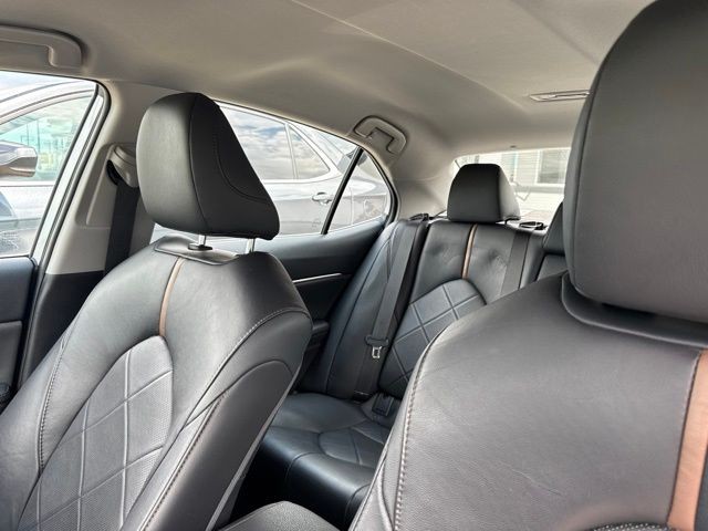 Toyota Camry Vehicle Full-screen Gallery Image 11