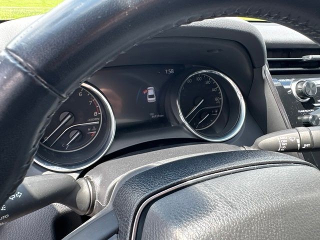 Toyota Camry Vehicle Full-screen Gallery Image 13