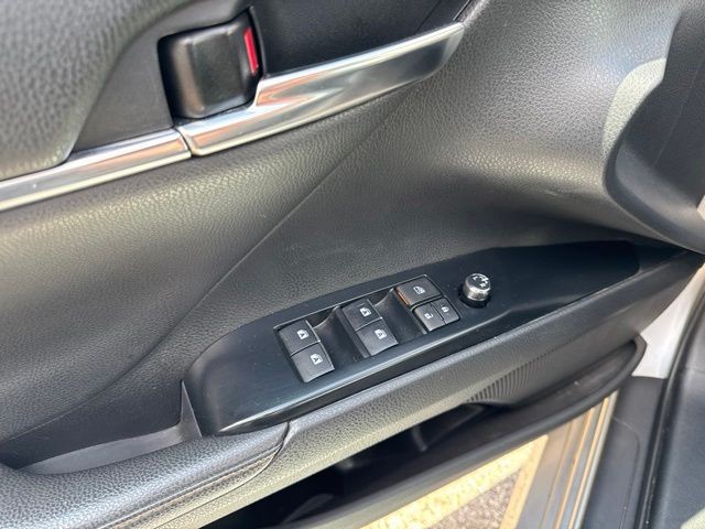 Toyota Camry Vehicle Full-screen Gallery Image 14