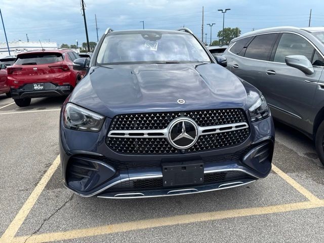Mercedes-Benz GLE Vehicle Full-screen Gallery Image 05