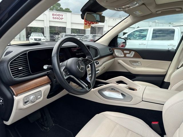 Mercedes-Benz GLE Vehicle Full-screen Gallery Image 13