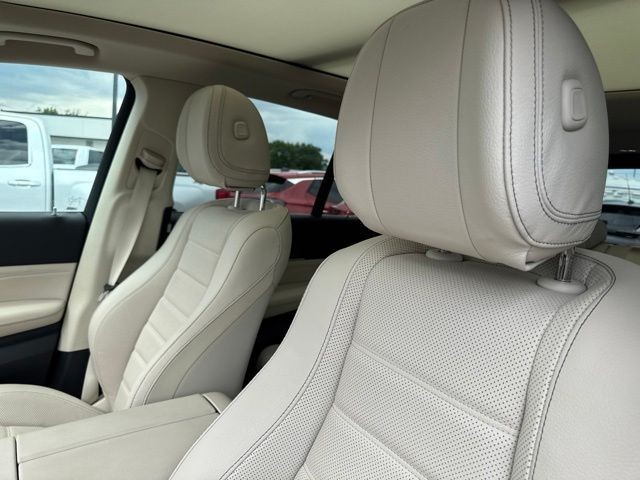 Mercedes-Benz GLE Vehicle Full-screen Gallery Image 14